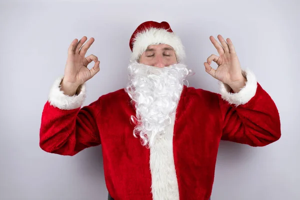 Hombre Vestido Santa Claus Pie Sobre Fondo Blanco Aislado Relajarse — Foto de Stock