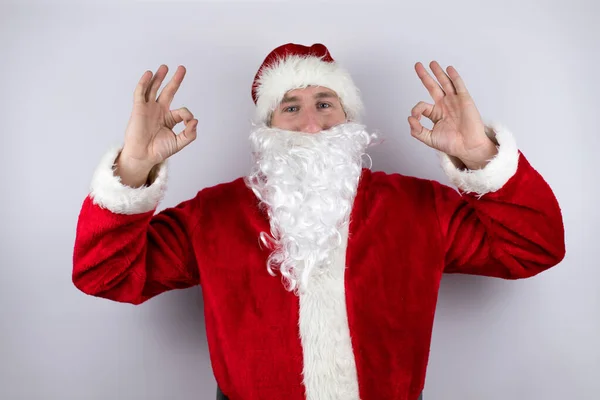 Homem Vestido Papai Noel Sobre Fundo Branco Isolado Fazendo Sinal — Fotografia de Stock