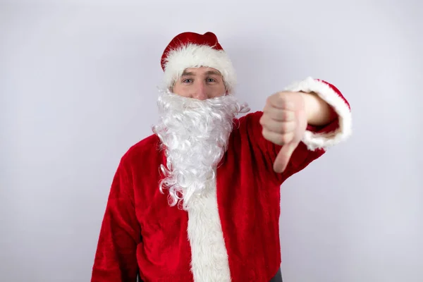 Hombre Vestido Como Papá Noel Pie Sobre Fondo Blanco Aislado — Foto de Stock