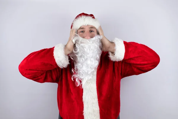 Man Verkleed Als Kerstman Staan Geïsoleerde Witte Achtergrond Gek Bang — Stockfoto