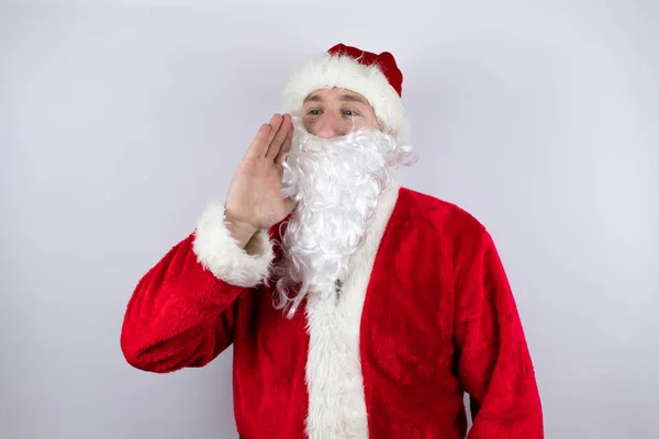 Hombre Vestido Como Papá Noel Pie Sobre Fondo Blanco Aislado — Foto de Stock
