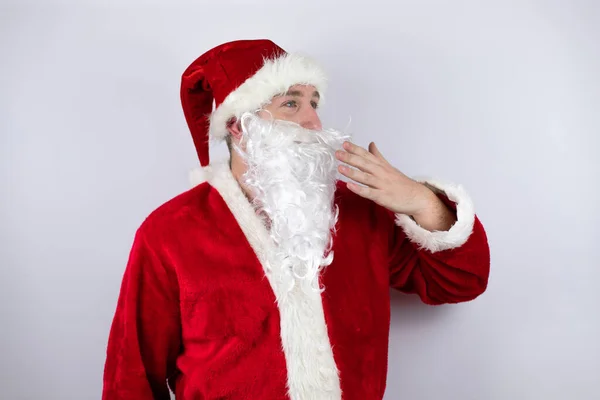 Man Verkleed Als Kerstman Staan Geïsoleerde Witte Achtergrond Verrast Bedekken — Stockfoto