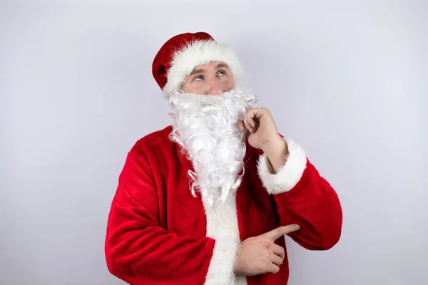 Hombre Vestido Santa Claus Pie Sobre Fondo Blanco Aislado Reflexivo — Foto de Stock