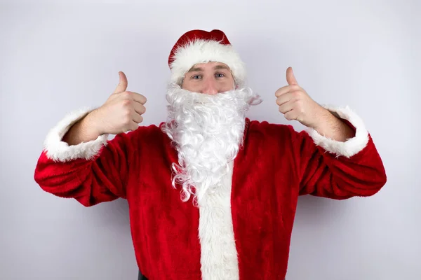 Hombre Vestido Santa Claus Pie Sobre Fondo Blanco Aislado Sonriendo — Foto de Stock