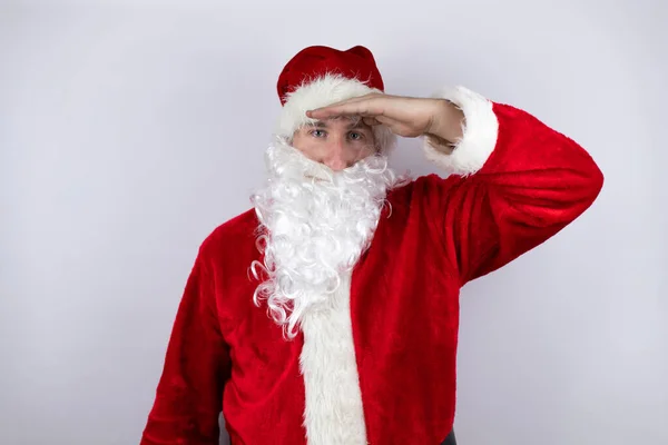 Man Verkleed Als Kerstman Die Een Geïsoleerde Witte Achtergrond Staat — Stockfoto