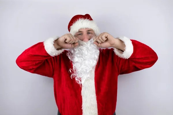 Hombre Vestido Como Santa Claus Pie Sobre Fondo Blanco Aislado — Foto de Stock