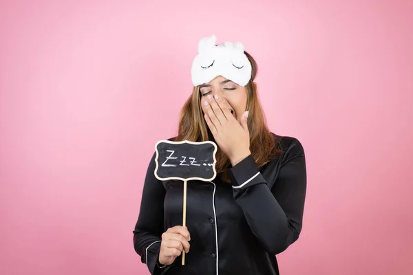 Mulher Caucasiana Jovem Usando Máscara Sono Pijama Sobre Fundo Rosa — Fotografia de Stock