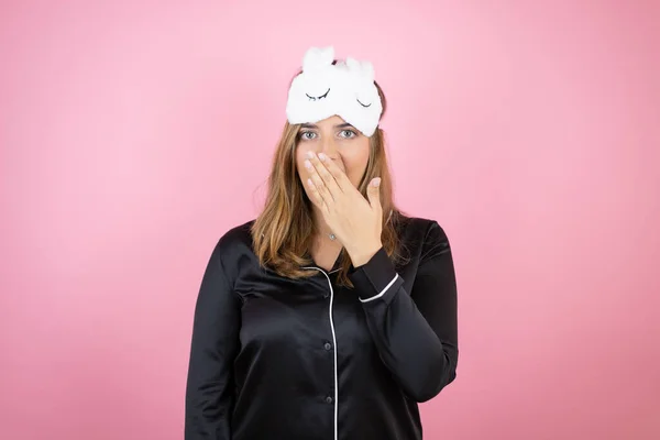 Mulher Branca Jovem Usando Máscara Sono Pijama Sobre Fundo Rosa — Fotografia de Stock