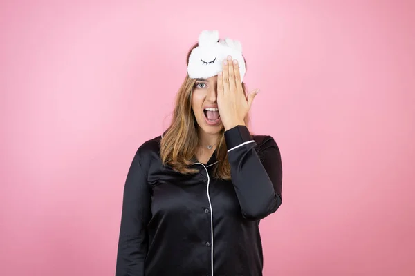 Mulher Branca Jovem Usando Máscara Sono Pijama Sobre Fundo Rosa — Fotografia de Stock