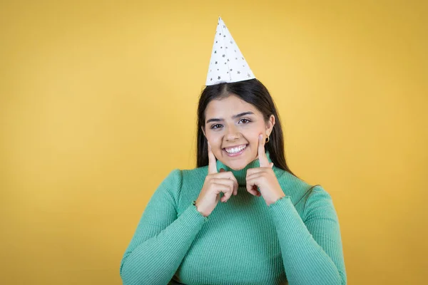 Jonge Blanke Vrouw Draagt Een Verjaardagshoed Geïsoleerde Gele Achtergrond Glimlachend — Stockfoto