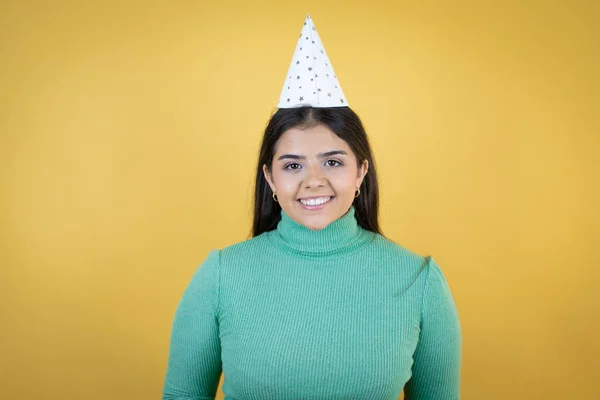 Mulher Caucasiana Jovem Usando Chapéu Aniversário Sobre Fundo Amarelo Isolado — Fotografia de Stock