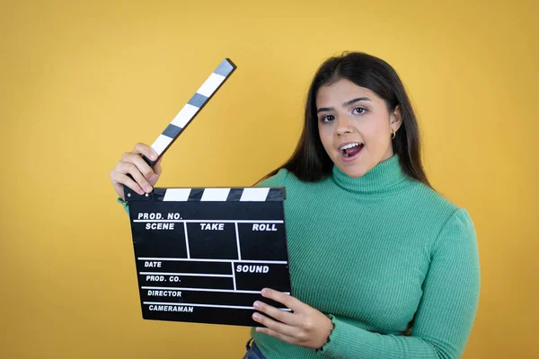 Jovem Mulher Caucasiana Sobre Isolado Fundo Amarelo Segurando Palmas Muito — Fotografia de Stock