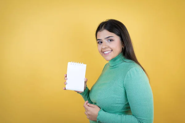 Ung Kaukasisk Kvinna Över Isolerad Gul Bakgrund Ler Och Visar — Stockfoto