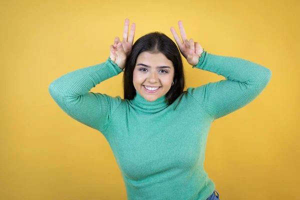 Mulher Caucasiana Jovem Sobre Fundo Amarelo Isolado Posando Engraçado Louco — Fotografia de Stock