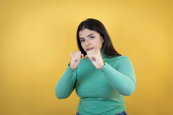 Jonge Blanke Vrouw Geïsoleerde Gele Achtergrond Slaan Vuist Vechten Agressieve — Stockfoto