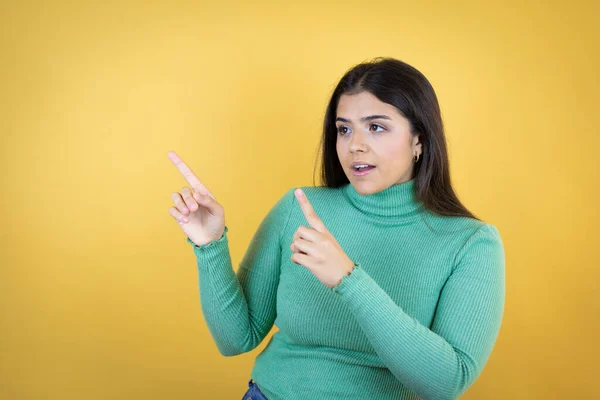 Jovem Caucasiana Sobre Isolado Fundo Amarelo Surpreendido Apontando Seus Dedos — Fotografia de Stock