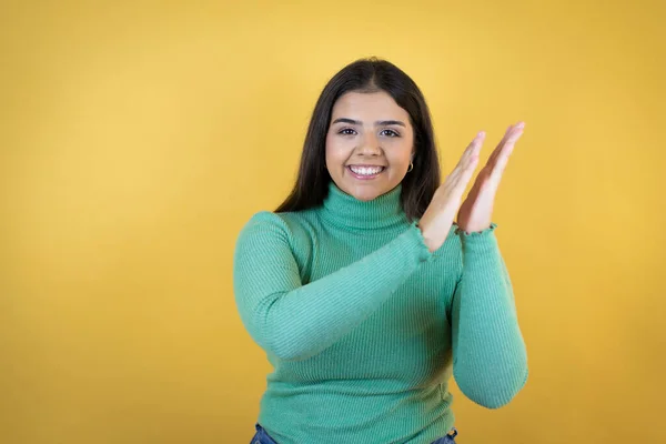 Mulher Caucasiana Jovem Sobre Fundo Amarelo Isolado Aplaudindo Aplaudindo Felizes — Fotografia de Stock