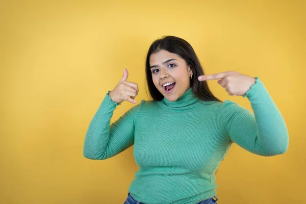 Joven Mujer Caucásica Sobre Fondo Amarillo Aislado Haciendo Gesto Llámame —  Fotos de Stock