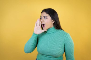 Sarı arka planda genç, beyaz bir kadın avazı çıktığı kadar bağırıyor ve bağırıyordu.