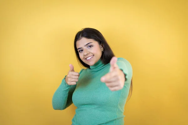 Young Caucasian Woman Isolated Yellow Background Pointing You Camera Fingers — Stock Photo, Image