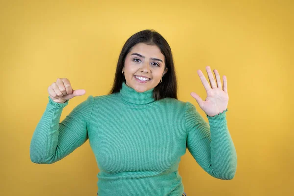 Mulher Caucasiana Jovem Sobre Fundo Amarelo Isolado Mostrando Apontando Para — Fotografia de Stock