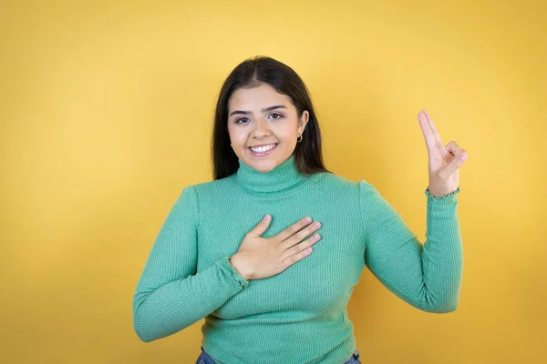 Mulher Caucasiana Jovem Sobre Fundo Amarelo Isolado Sorrindo Jurando Com — Fotografia de Stock