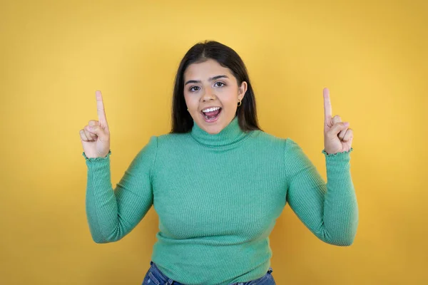 Young Caucasian Woman Isolated Yellow Background Amazed Surprised Looking Camera — Stock Photo, Image