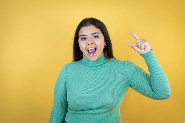 Young Caucasian Woman Isolated Yellow Background Smiling Confident Gesturing Hand — Stock Photo, Image