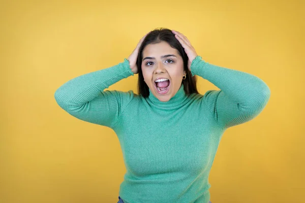 Mulher Caucasiana Jovem Sobre Fundo Amarelo Isolado Louco Assustado Com — Fotografia de Stock