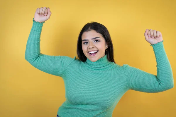 Giovane Donna Caucasica Sfondo Giallo Isolato Molto Felice Eccitato Fare — Foto Stock