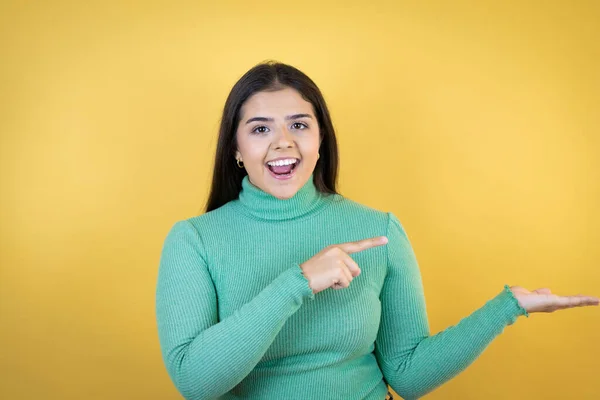 Mulher Caucasiana Jovem Sobre Fundo Amarelo Isolado Surpreso Mostrando Apontando — Fotografia de Stock