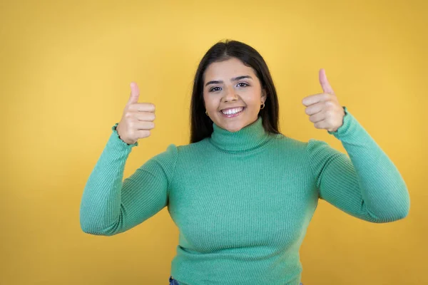 Mulher Caucasiana Jovem Sobre Fundo Amarelo Isolado Sorrindo Fazendo Sinal — Fotografia de Stock