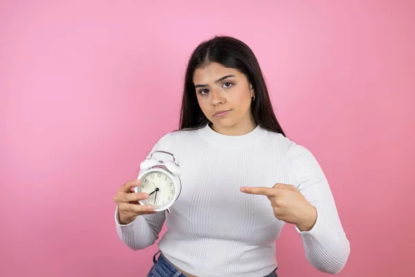 Young Beautiful Woman Isolated Pink Background Serious Pointing Clock — Stock Photo, Image