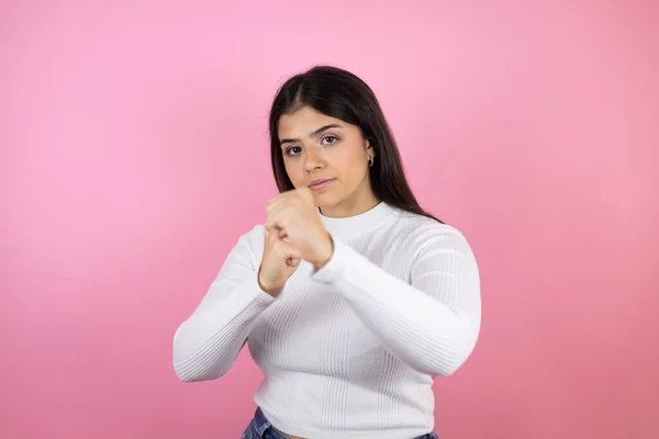 Jonge Mooie Vrouw Geïsoleerde Roze Achtergrond Ponsen Vuist Vechten Agressieve — Stockfoto