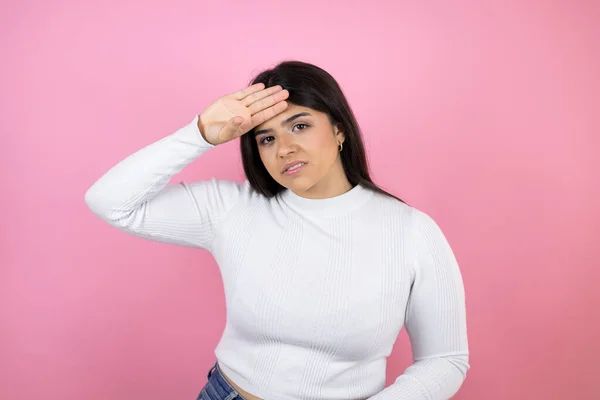 Jonge Mooie Vrouw Geïsoleerde Roze Achtergrond Aanraken Voorhoofd Voor Ziekte — Stockfoto