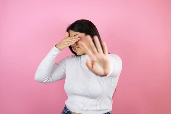 Jovem Bela Mulher Sobre Fundo Rosa Isolado Cobrindo Olhos Com — Fotografia de Stock