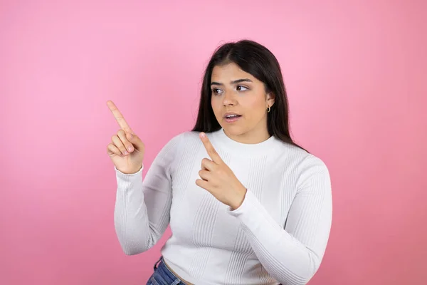 Jovem Bela Mulher Sobre Isolado Fundo Rosa Surpreso Apontando Seus — Fotografia de Stock