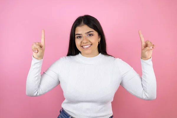 Jovem Bela Mulher Sobre Fundo Rosa Isolado Sorrindo Olhando Para — Fotografia de Stock