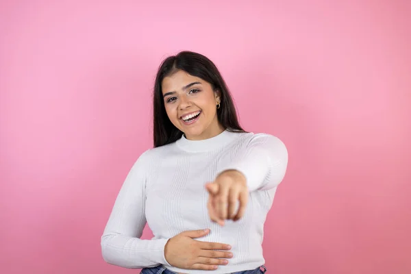 Joven Hermosa Mujer Sobre Fondo Rosa Aislado Riéndose Señalando Con — Foto de Stock