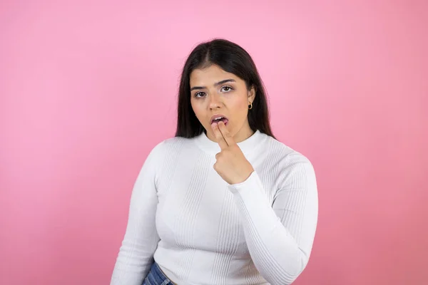 Jong Mooi Vrouw Geïsoleerde Roze Achtergrond Walgde Met Haar Hand — Stockfoto