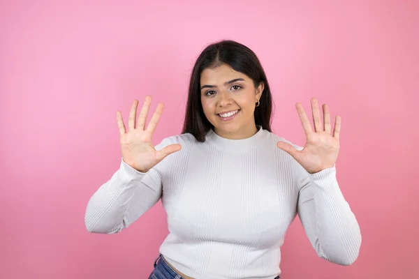 Jonge Mooie Vrouw Geïsoleerde Roze Achtergrond Tonen Wijzen Met Vingers — Stockfoto