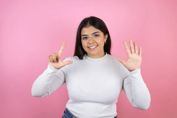 Jonge Mooie Vrouw Geïsoleerde Roze Achtergrond Tonen Wijzen Met Vingers — Stockfoto