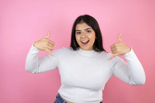 Jovem Bela Mulher Sobre Isolado Fundo Rosa Gritando Com Expressão — Fotografia de Stock