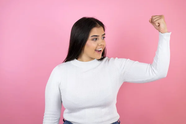 Jovem Bela Mulher Sobre Isolado Fundo Rosa Mostrando Braços Músculos — Fotografia de Stock