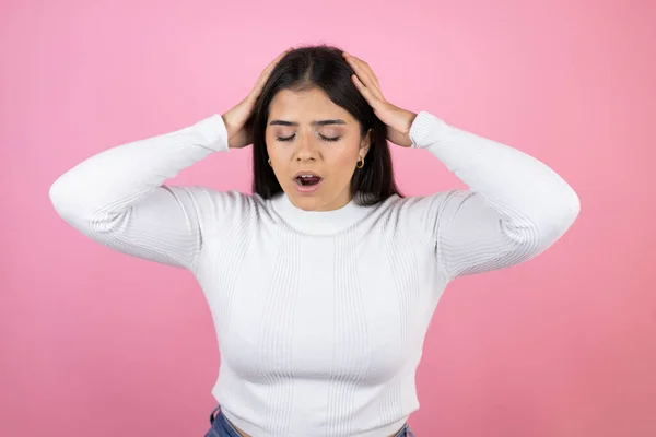 Jovem Bela Mulher Sobre Fundo Rosa Isolado Sofrendo Dor Cabeça — Fotografia de Stock