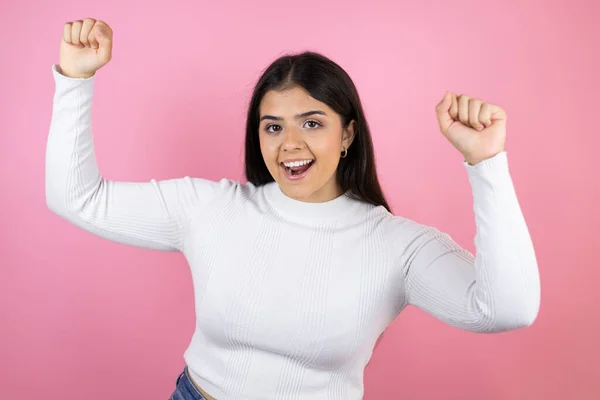 Ung Vacker Kvinna Över Isolerad Rosa Bakgrund Mycket Glad Och — Stockfoto