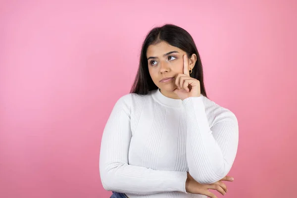 Jovem Bela Mulher Sobre Isolado Rosa Fundo Pensando Olhando Para — Fotografia de Stock