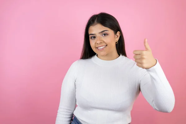Young Beautiful Woman Isolated Pink Background Smiling Doing Signal Her — Stock Photo, Image