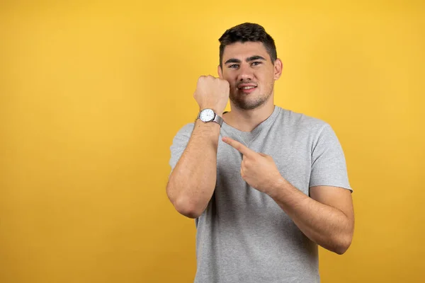 Joven Hombre Guapo Con Una Camiseta Casual Sobre Fondo Amarillo — Foto de Stock