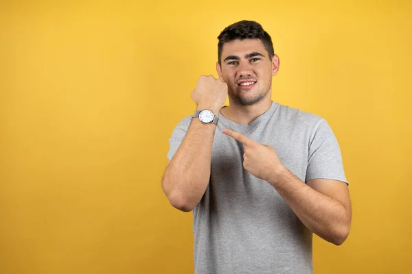 Homem Bonito Jovem Vestindo Uma Camiseta Casual Sobre Fundo Amarelo — Fotografia de Stock